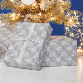 vit snöflingor på silver presentpapper