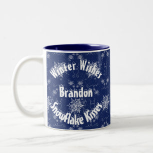 Vit snöflummel på traditionellt blå Mugg