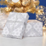 vit snowflake presentpapper<br><div class="desc">På vintern faller det vita snöflingor på min fantasi. De har 7 grenar,  mjuka grått/vita toner och rinestoner inbäddade i dem. För alla som kärlek glittar vita och snöiga helgdagar.</div>