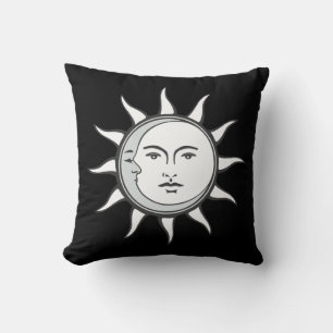 Vit sol och silvermåne på svart kudde