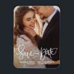 Vit Söt Hand Lettering Foto Spara datum II Magnet<br><div class="desc">En elegant och ett modernt foto spara datum magneter med modern kalligrafi. Anpassa det här lodrät spara datum magneter genom att lägga till ett eget foto och information. Liknande artiklar finns i min butik.</div>