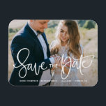 Vit Söt hand med fotoutskrift Spara datum Magnet<br><div class="desc">En elegant och ett modernt foto spara datum magneter med modern kalligrafi. Anpassa det här spara datum magneter genom att lägga till ett eget foto och information. Liknande artiklar finns i min butik.</div>