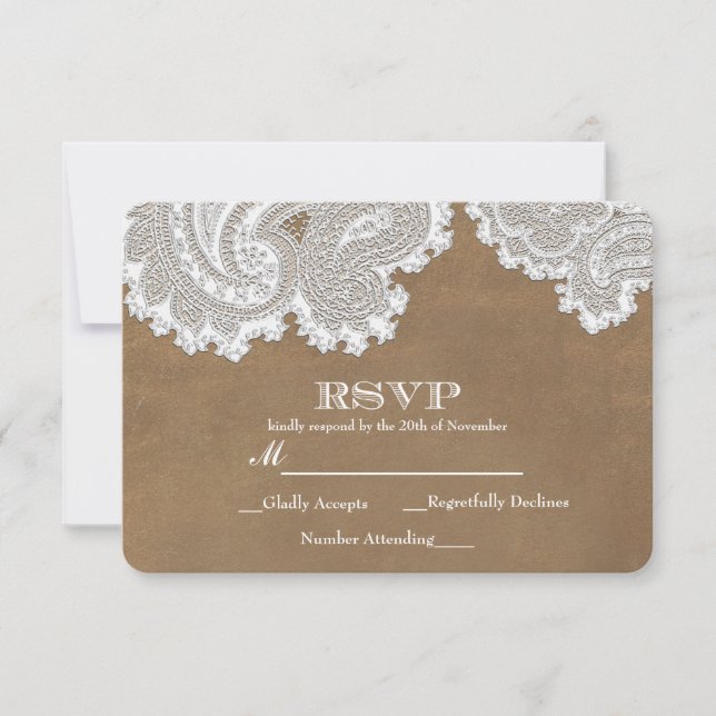 Vit spets och brun rustik elegant bröllops-RSVP OSA Kort (Framsida)