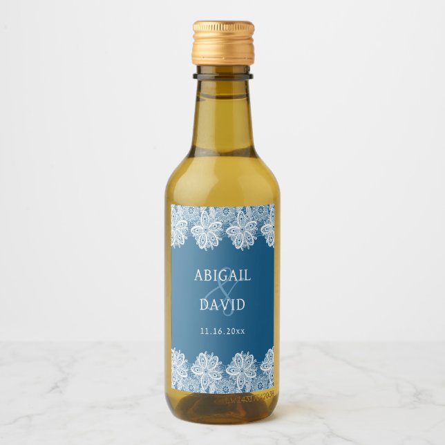 Vit spets på blå vigselminiatyr vinetikett (Framsida)