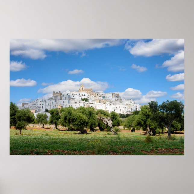 Vit stad Ostuni med oliv träd, Apulien poster (Framsidan)