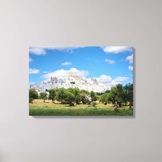 Vit stad Ostuni med oliv träd, Puglia canvas (Framsida)