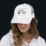 Vit Studentfest klass för Keps<br><div class="desc">Fira din grad i stil med vår vita Studentfest klass av Truckerkeps! Roligt,  avslappnad och perfekt för gäster och gäster,  det här ger en lekfull beröring till firande. Underbar för foton,  nyckelord eller visning av student-pridet!</div>