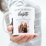 Vit svart foto namn från födelsedagspart kaffemugg<br><div class="desc">En gåva från vänner för en kvinnas 21:a födelsedag, som firar hennes liv med tre av dina foton av henne, hennes vänner, familj, intresse eller husdjur. Anpassa och lägg till namn, 21 år och namn. Svart färgad brev. En chic, klassisk vit bakgrund. Hennes namn är skrivet med ett modernt handskript...</div>