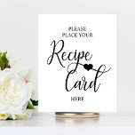 Vit Svart Heart-Möhippa REKIPING SIGN Poster<br><div class="desc">Helt enkelt vit elegant och svart brev med litet hjärta i mitten. Bröllop möhippa: "ställe ditt RECIPE-kort här" SIGN. Matchar alla teman eller stil.</div>