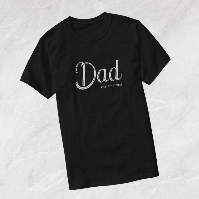 Vit T-Shirt med texten Established Dad (Skapare uppladdad)