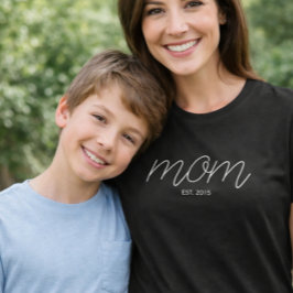 Vit T-shirt med texten Established Mom