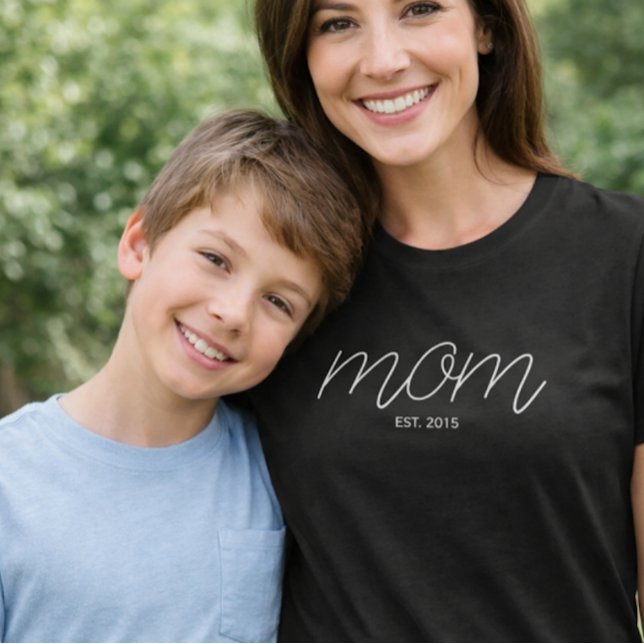 Vit T-shirt med texten Established Mom (Skapare uppladdad)