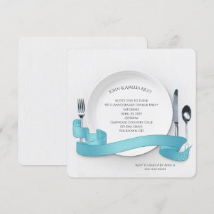 Vit tallrik med silverbestick och banderoll inbjudningar