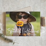 Vit taloky Halloween-penselöverlägg Helgkort<br><div class="desc">Vitt deoky Halloween-penseltecken överläggningskort för Helgdag. Skicka Halloween hälsning till familj och vänner med det här anpassadets platta fotokort. Den innehåller penselbokstäver,  illustration av fladdermus och rand mönster. Denna roligt och det moderna Halloween-kortet finns i andra färg.</div>