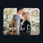 Vit teckenöverlägg Spara datum i fotot Magnet<br><div class="desc">White Lettering Photo Spara datum magneter. Anpassadets foto spara datum magneter med vit övertäckning av hand. Personlig genom att lägga till din händelseinformation och favoritbild.</div>