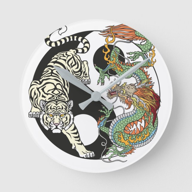 Vit tiger kontra grönt drake i yin Yang Rund Klocka (Framsida)