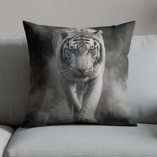 Vit tiger som går genom rök kudde (Skapare uppladdad)