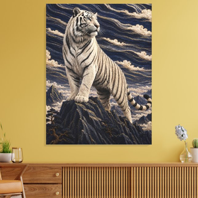 Vit tiger under broderade moln – marinblå M Canvastryck (Insitu (Vardagsrum))