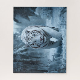 Vit tigerframdrivning genom snö pussel