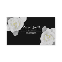 Vit trädgårdsblomma på svart