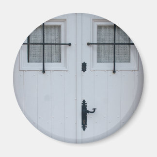 Vit trädörr med svart Järn Magnet