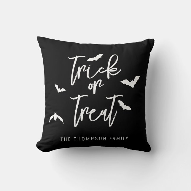 Vit Trick Or Treat-typografi och fladdermöss på sv Kudde (Framsida)