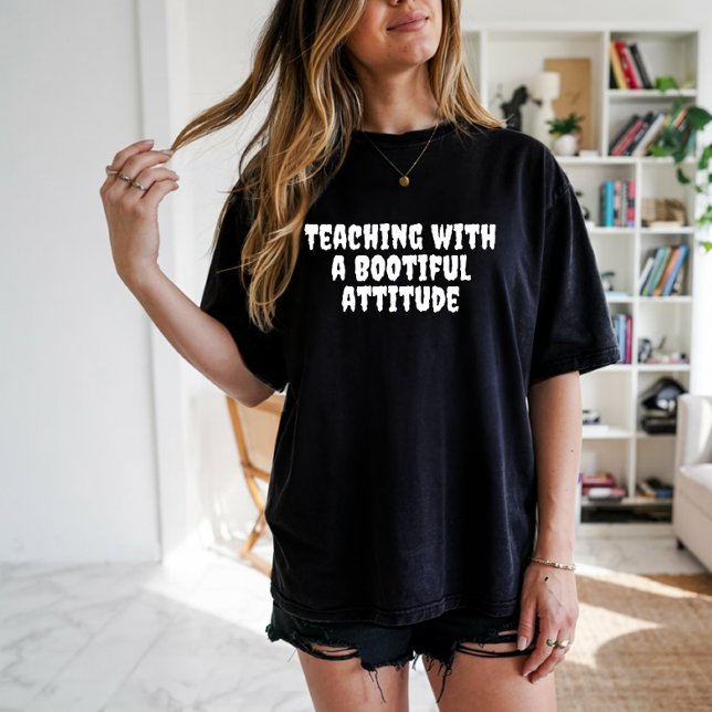 Vit typografi av den ironiska lärarhögskolan t shirt (Skapare uppladdad)