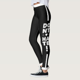 Vit typografi på BLACK Leggings