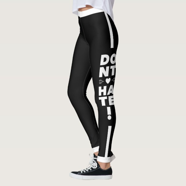 Vit typografi på BLACK Leggings (Vänster)