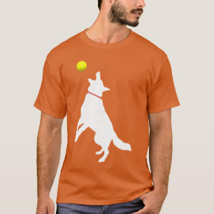 Vit tysk schäferhund GSD fångar gul boll T Shirt