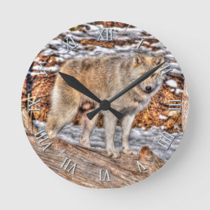 Vit Varg, Snö & Log Wildlife Art Clock Rund Klocka