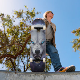Vit varghuvud skateboard med ilsket uttryck