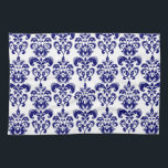 Vit Vintage-skademönster 2 Kökshandduk<br><div class="desc">Mönstret med elegant,  fet marin,  blå och vit vintage är en perfekt gåva till henne. En diskett,  roligt skugga av en marin,  blå dämpningsmall med snurrar som du kan anpassa och anpassa med ditt namn eller monogram först för att skapa din egen unika design.</div>