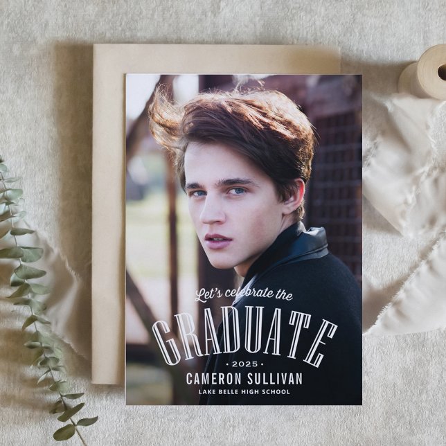 Vit Vintage Typografi Photo Studenten Inbjudningar (Customizable class of 2025 photo graduation invitation featuring vintage lettering. )