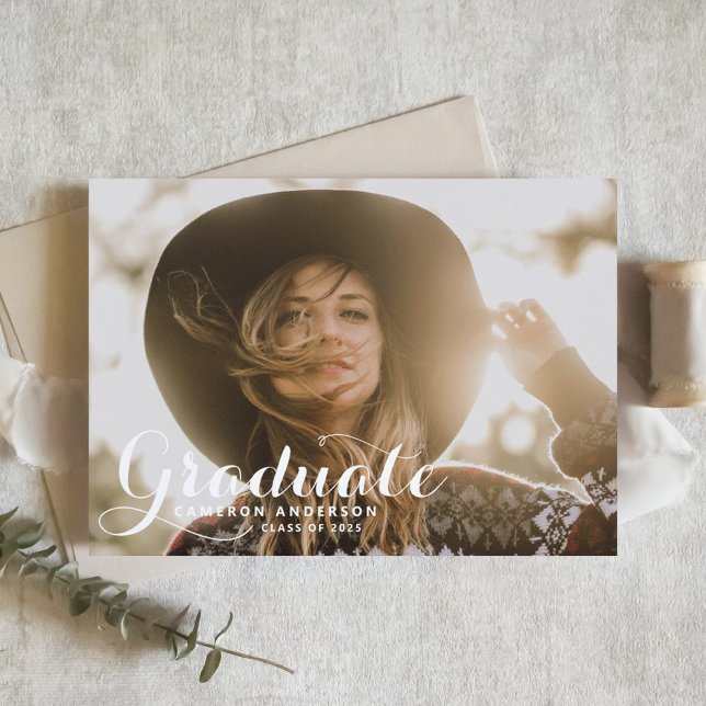 Vit Whimsical Script Overlay Foto Examen Inbjudningar (Customizable photo graduation invitation featuring modern calligraphy photo overlay. )