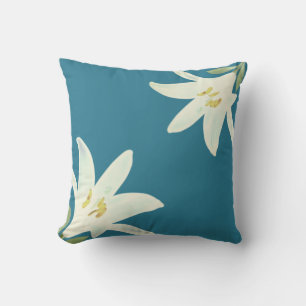 Vita Amaryllisblommor på teal djupgrön färg Kudde