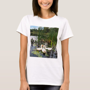 Vita anka, lilja dynor, kattlar, sjö-stranden t shirt