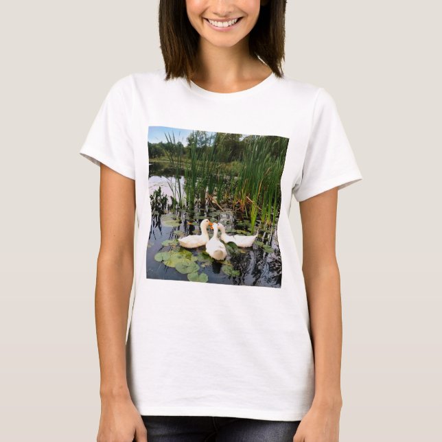 Vita anka, lilja dynor, kattlar, sjö-stranden t shirt (Framsida)