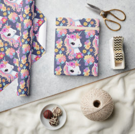 Vita Baby Unicorn med blommor Presentpapper