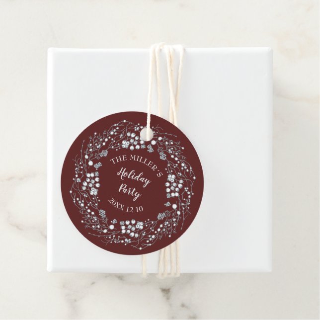 Vita bär vinterkrans på maronrött gåvor etiketter (På plats)