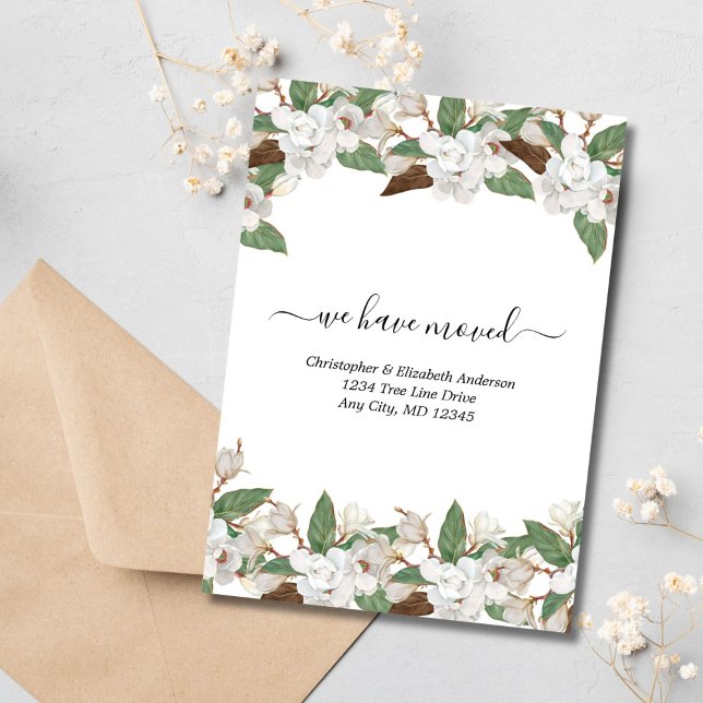 Vita blommande magnolior skript flyttmeddelande meddelande (White Florals Magnolias Moving Announcement Flat card)