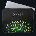 Vita blommigtar blommor, svart grönt laptop fodral<br><div class="desc">Ljusa gröntar och vita daisy på en sommarsolskugga med elegantens svarta bakgrund. Mall för ditt namn,  vit brev.</div>