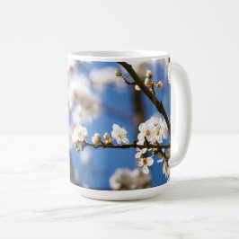 Vita blommor framför en vit himmel kaffemugg