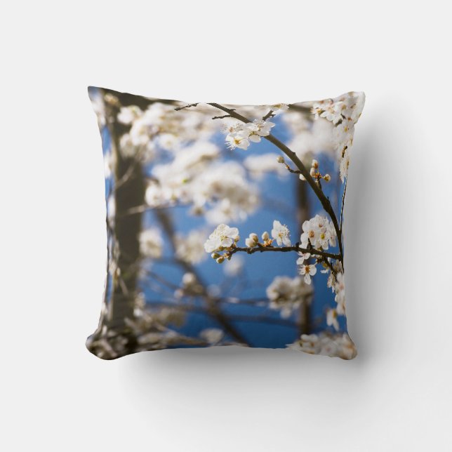 Vita blommor framför en vit himmel kudde (Framsida)