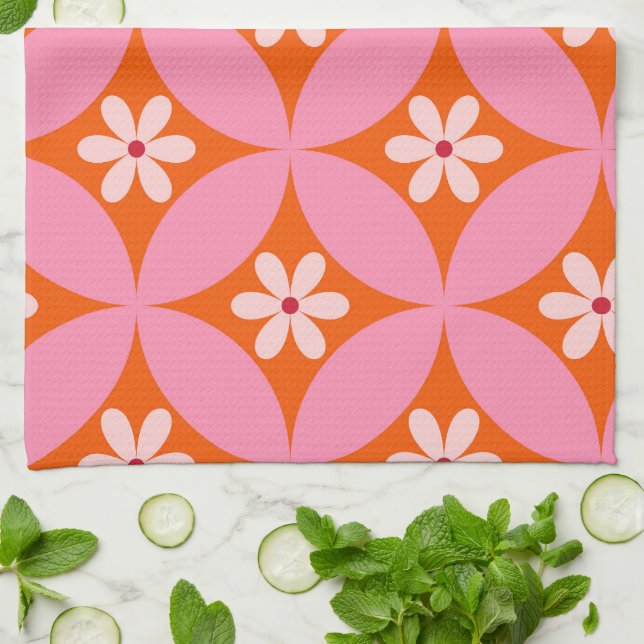 Vita blommor i Mid Century Rosa Circles Mönster Kökshandduk (Vikta)