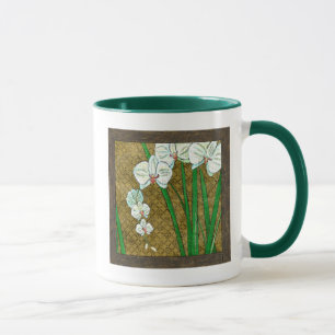 Vita blommor och Grönt Stems på Brown Gräns Mugg