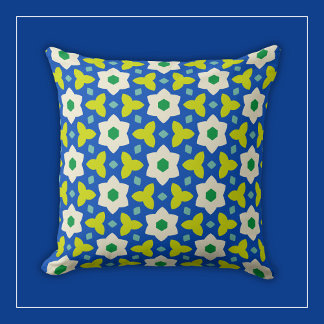 Vita blommor på blå och grön geometrisk blomster- kudde