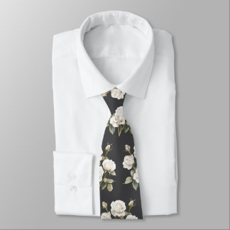 Vita blommor på en skarpt klädd man slips