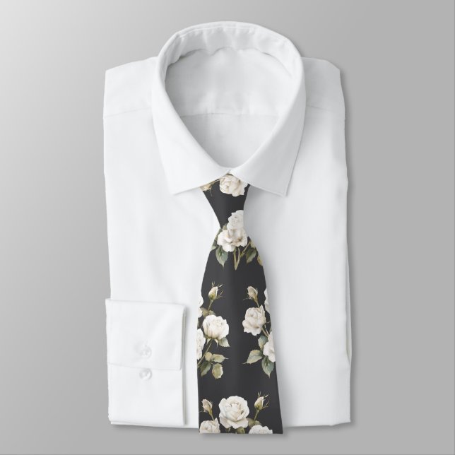 Vita blommor på en skarpt klädd man slips (Bunden)