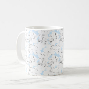 Vita blommor på ljusblått. kaffemugg